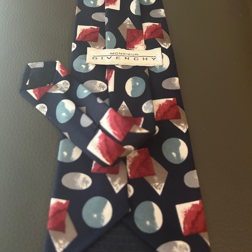 Givenchy Tie ❤️